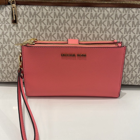 MICHAEL KORS LARGE DOUBLE ZIP WRISTLET WALLET PHONE CASE CLUTCH
Tea Rose - Picture 11 of 16